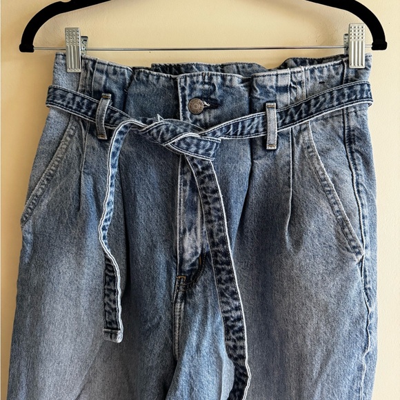 Abercrombie & Fitch A&F Ultra High Rise Paperbag Raw Hem Mom Jeans - Picture 5 of 10